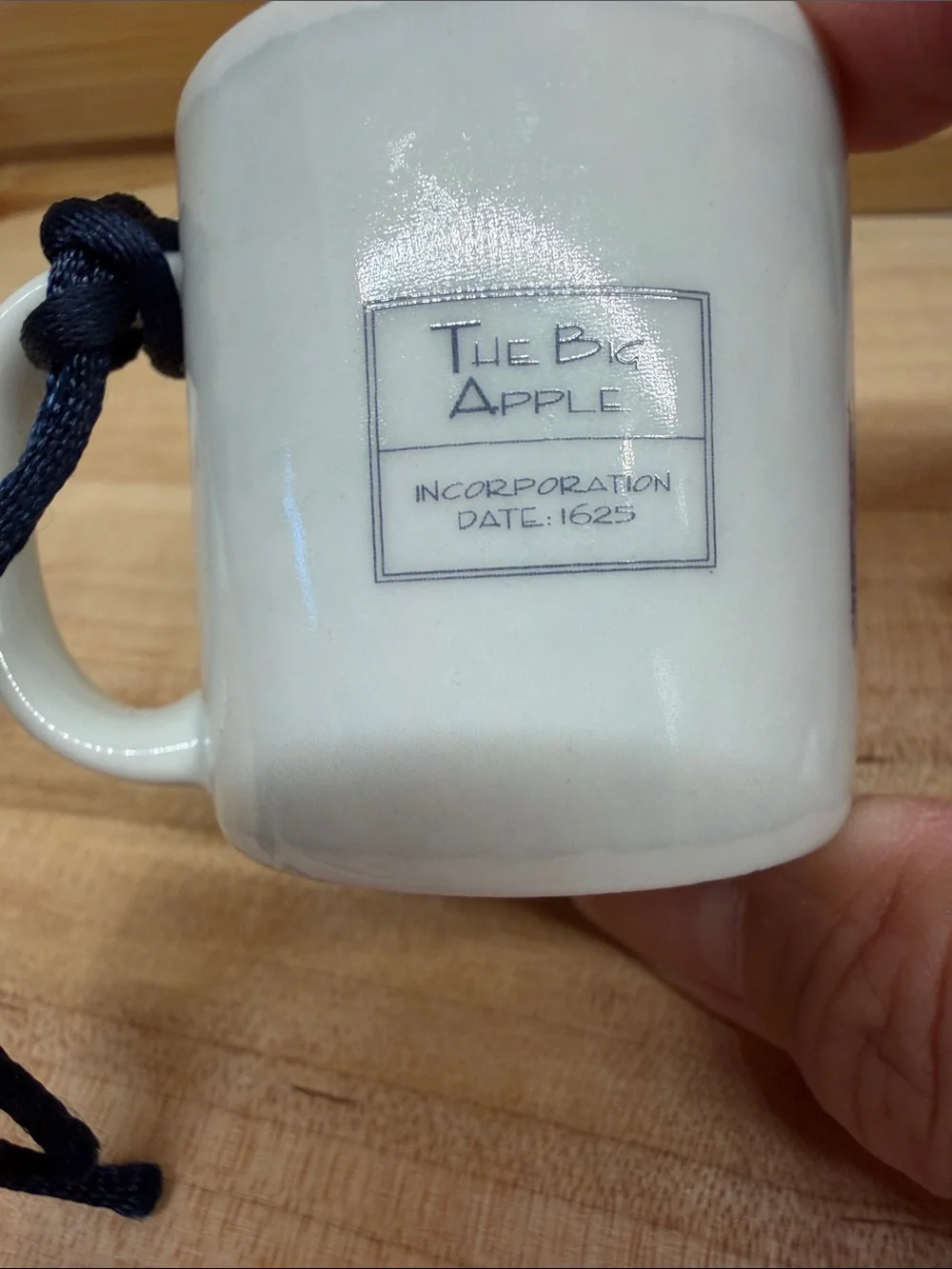 Starbucks 2006 New York Big Apple 2 FL. OZ. Coffee mug Christmas ornament